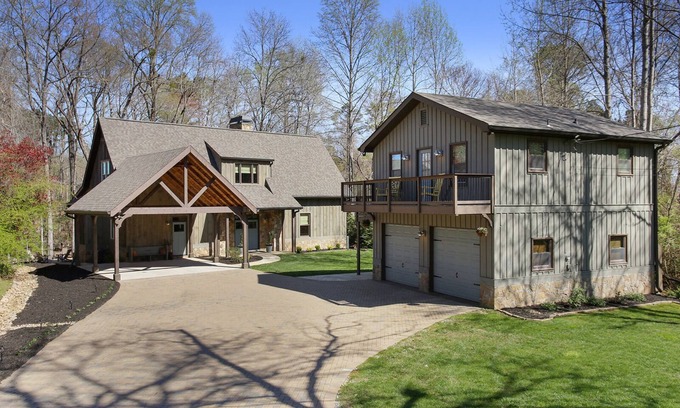 Dawsonville House | Elegant Lakeside Manor with Spa and Breathtaking Views