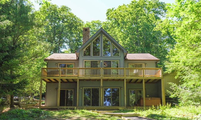 Oakland House | Lakeside Memories: Ideal Location with Private Dock Access