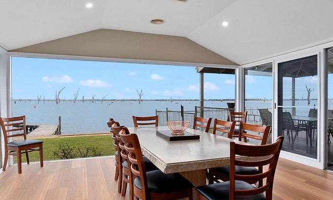 Mulwala House | Waterfront Retreat at Lakeside Mulwala with Private Jetty
