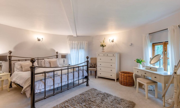 Cranbrook House | Lakeside Oast - Three Bedroom House, Sleeps 6