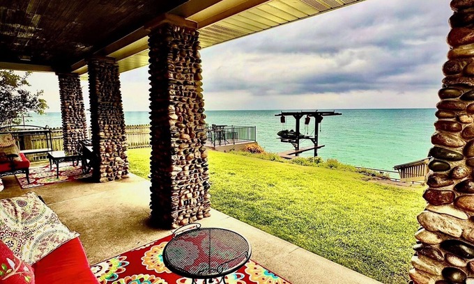 Jeddo House | Tranquil Lakeside Retreat with Oceanfront Views & Breakfast