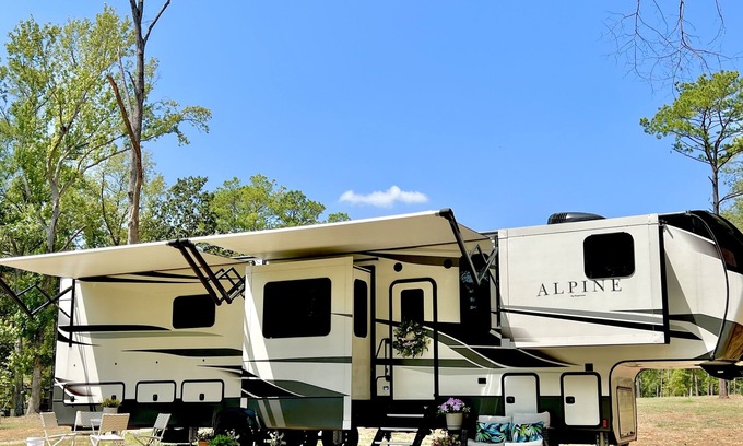 Etoile House | Explore Lakeside Paradise: Family-Friendly RV Getaway