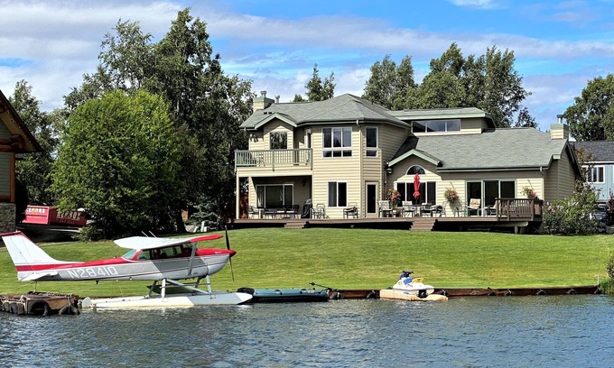 Bayshore - Klatt House | Beautiful Lakeside 4 Bedroom Home with Boat Access in Anchorage