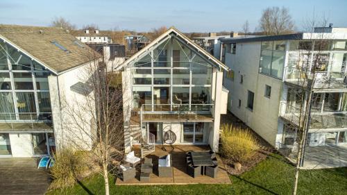 Cirencester House | Serene Lakeside Retreat with Spa Access in Nature Reserve