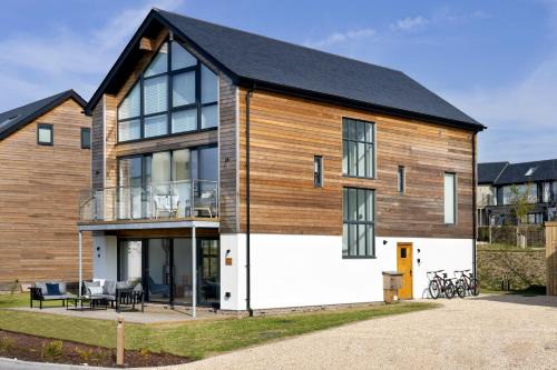 Holworth House | Serene Lakeside Retreat with Spa Access on Nature Reserve