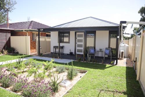 Raymond Terrace Apartment | Pet-Friendly Lakeside Residence with Breakfast & High Ratings