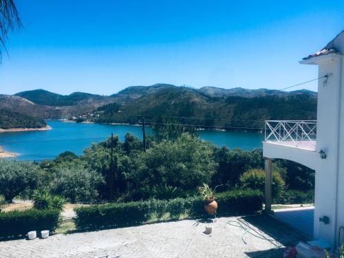 Ferreira do Zezere House | Relax at Lakeside Rest: Family-Friendly & Guest Rated 9.5