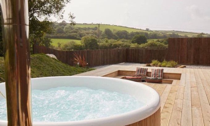 West Down House | Relaxing Lakeside Retreat with Hot Tub in Woolacombe