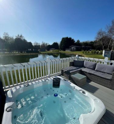Allerthorpe Cabin | Cozy Lakeside Retreat Lodge with Hot Tub & Pet-Friendly Perks