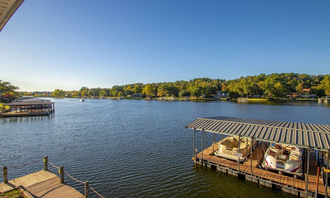 Lakeland Condo | Lakeside Retreat: 10/10 Rated with Pool & Hot Tub Access