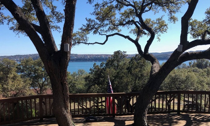 Spicewood House | Unforgettable Lakeside Retreat on Lake Travis with Scenic Views