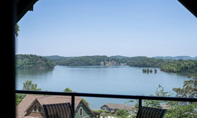 Oak Grove Cabin | Relaxing Lakeside Retreat: Hot Tub & Family-Friendly Fun