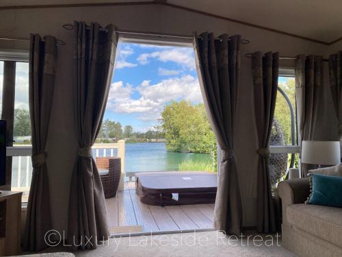 Tattershall Resort | Tranquil Lakeside Retreat with Hot Tub & Fishing at Tattershall