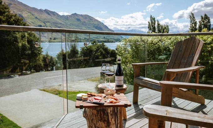 Wanaka House | Scenic Lakeside Road: Ideal Family Getaway by Lake Wanaka