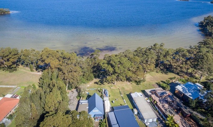 Sanctuary Point House | Pet-Friendly Lakeside Sorrento with Pool & Lake Views