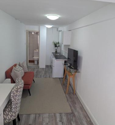 Earley Apartment | Lakeside studio