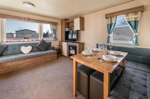 Grimsby Resort | Charming Lakeside Static Caravan at Thorpe Park Cleethorpes
