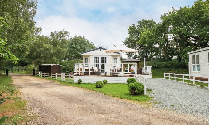 King's Lynn Cottage | Tranquil Lakeside View with Hot Tub in King's Lynn