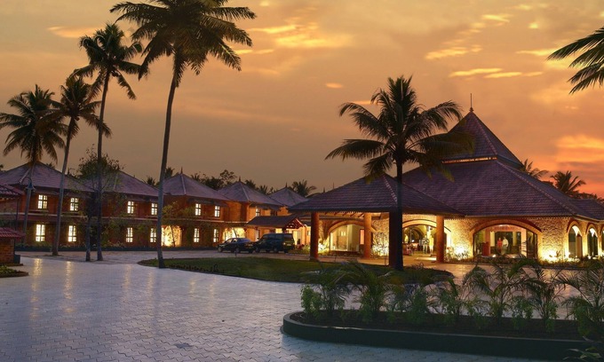 Kumarakom Hotel | Tranquil Lakesong Kumarakom: Family-Friendly with Pool