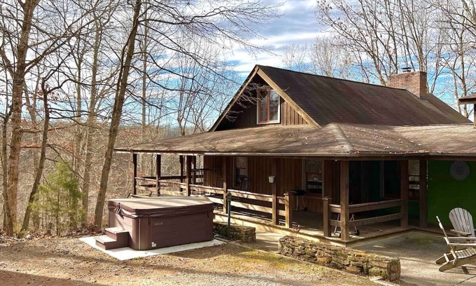 Franklin Cabin | Relax at LakeTrail Lodge: Hot Tub & Family-Friendly Amenities