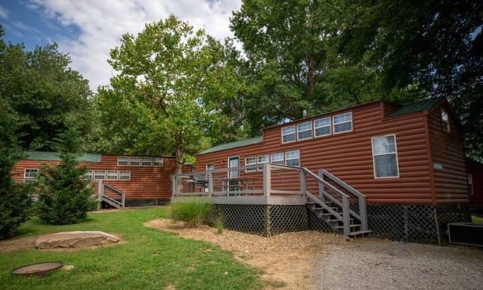 Cadiz Cottage | Lakeview 2BR Loft - Perfect for Families and Pets!