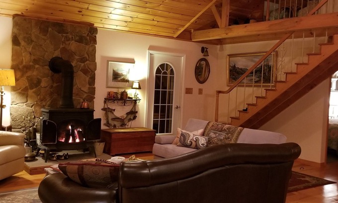 Woodford Cabin | Pet-Friendly Lakeview Cabin with Breakfast in the Mountains