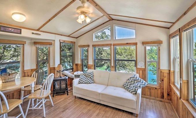 Chico Cabin | Lakeview Cabin - Marina on Lake Bridgeport!