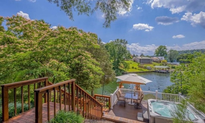 Dublin House | Relaxing Lakeview Cabin with Spa and Family-Friendly Amenities