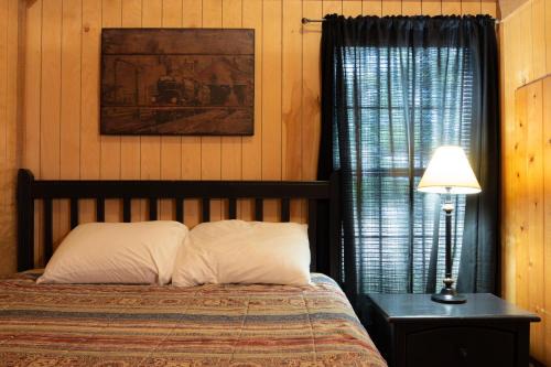 Mead House | Cozy Lakeview Cedar Cabin - Perfect for Families & Pets
