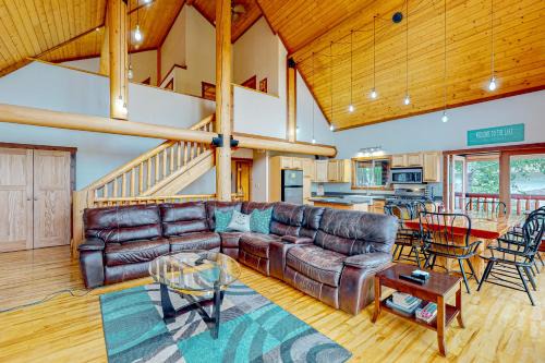 Christina Lake House | Serene Lakeview Chalet: Family-Friendly Retreat Awaits