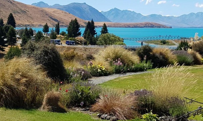 Lake Tekapo House | Scenic Lakeview Cottage: 5-Star Stay with Child-Friendly Amenities