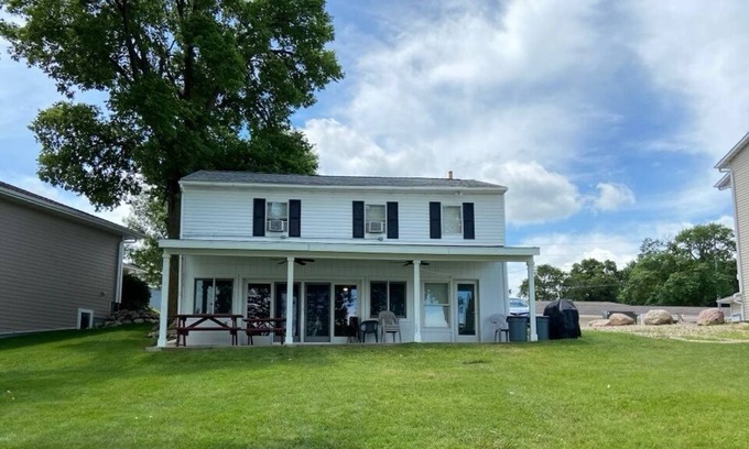 Arnolds Park Cottage | Lakeview Cottage: Ideal Retreat with Private Dock & Kitchen