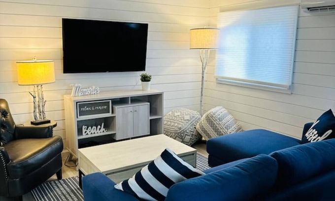 Gravenhurst Cabin | Lakeview Escape - Sparrow Lake Muskoka Beach House