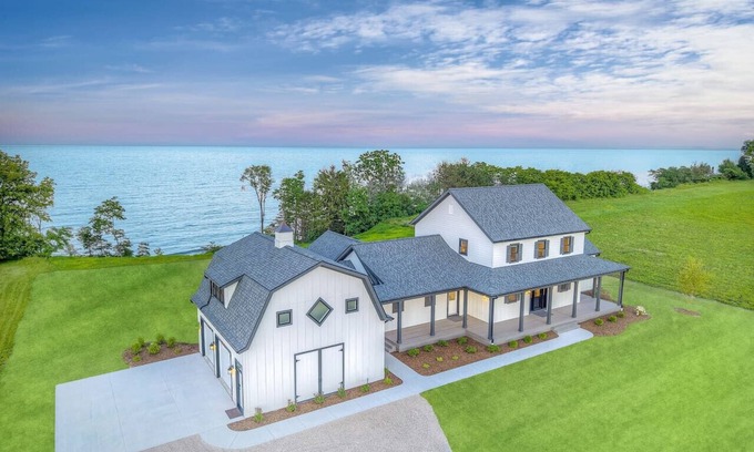 Sheboygan Apartment | Lakeview Farm | Beach · Hot Tub · Theater · Views