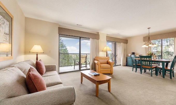 Acme Apartment | Scenic Lakeview Golf Retreat Condo with Spa & Family Amenities