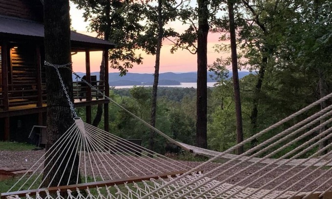 Broken Bow Cabin | Scenic LAKE Views & Hiking Near National Forest @ Viewtopia