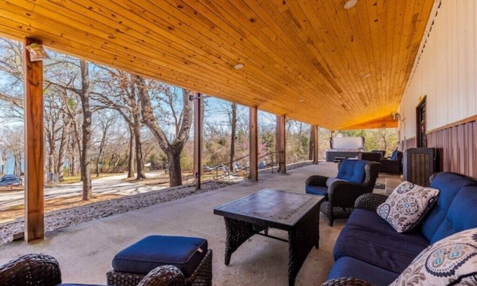 Pottsboro House | Lakeview Group Getaway - Perfect for Family Retreats