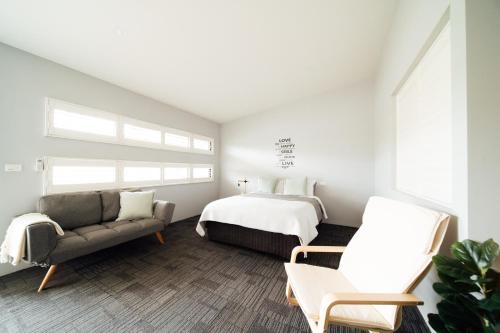 Curlewis Hotel | Serene Lakeview Hideaway with Oceanfront Spa and Pool