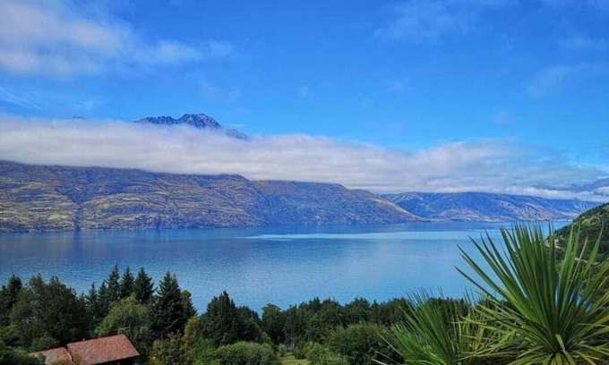 Sunshine Bay Apartment | Scenic Lakeview Holiday Studio - Perfect for Families