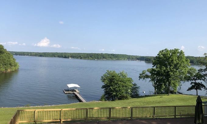 Benton Cottage | Lakeview Home on Jonathan Creek with Pool & Breakfast