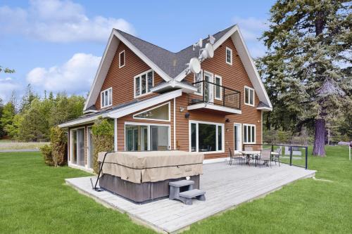 Sandpoint House | Inviting Lakeview Retreat with Hot Tub & Room for 10