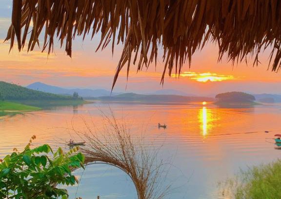 Ngoi Tu House | Charming Lakeview Homestay Vu Linh: Family & Pet Friendly