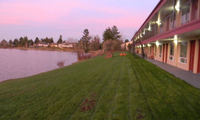 Centralia Hotel | Comfortable Lakeview Inn Centralia with Family-Friendly Amenities
