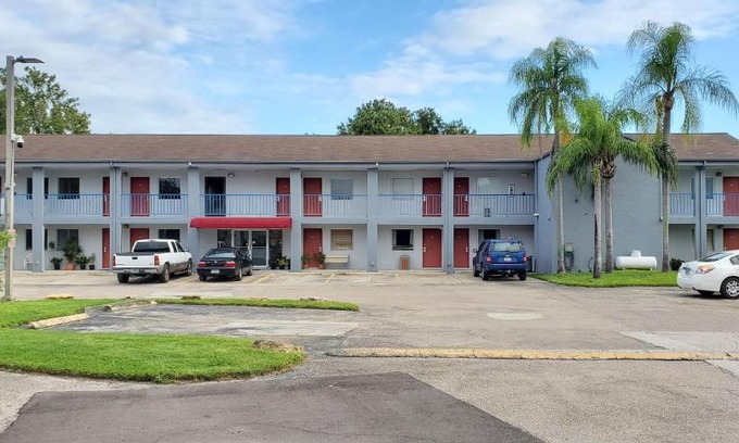 Taylor Creek Hotel | Ideal Family Retreat at Lakeview Inn & Suites Okeechobee