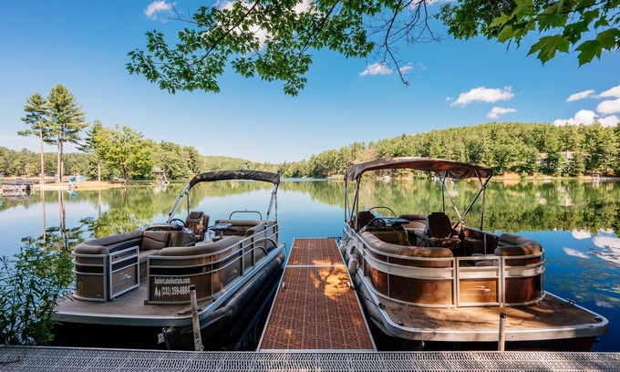 Mayfield Cottage | Lakeview King Suite-Arbutus-Pontoon Rentals!