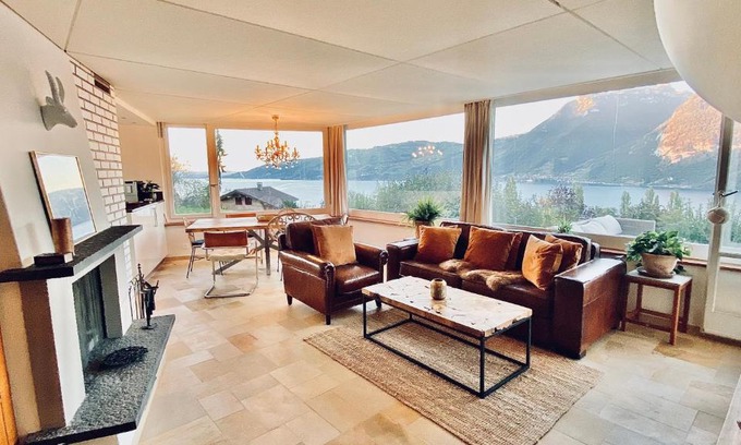 Krattigen House | Inviting Lakeview Little House: Child Friendly & Rated 9/10