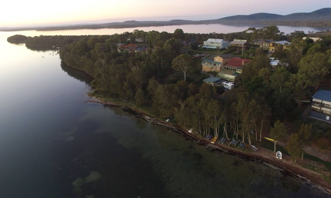 Green Point Cottage | Scenic Lakeview Lodge with Oceanfront Pool & Spa