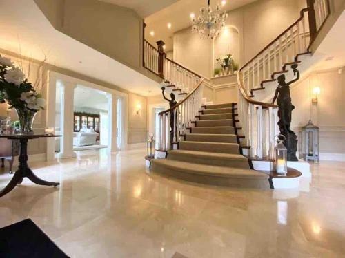 Blessington Villa | Serene Lakeview Lodge Home with Hot Tub & Oceanfront Bliss