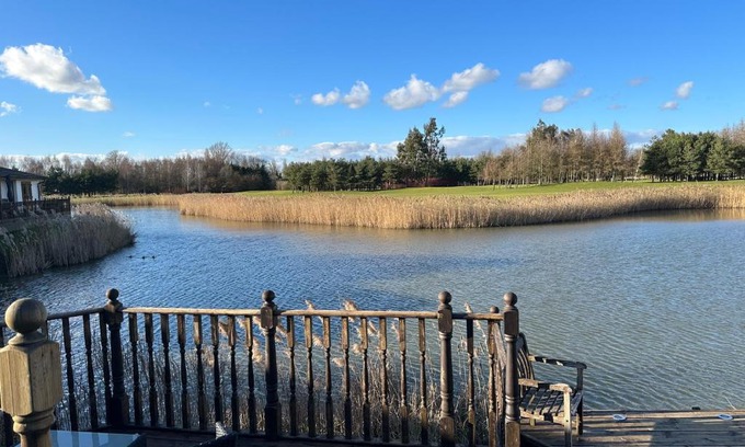 Wisbech Apartment | Unforgettable Lakeview Lodge: Rated 10/10 with Oceanfront Bliss