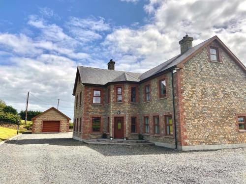 Monaghan House | Inviting Lakeview Lodge: Family-Friendly with a 9.3 Rating